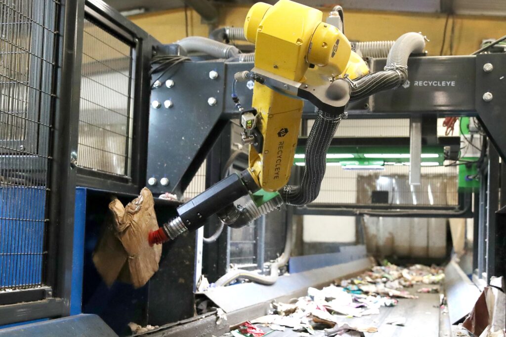 Für seine KI-gestützten Robotersortierlösungen kooperiert Recycle mit dem Unternehmen Fanuc