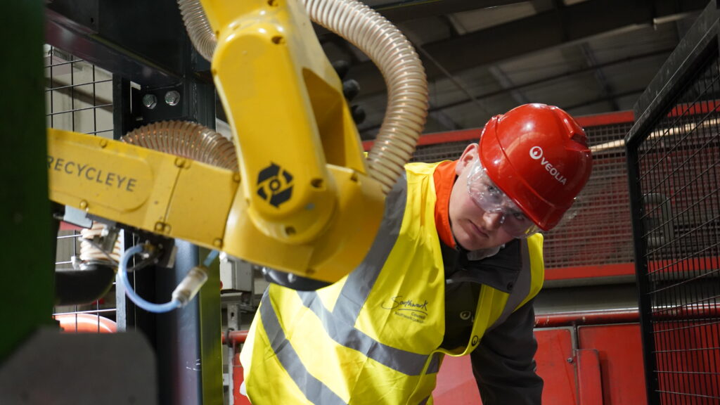 employé de veolia avec le robot recycleye