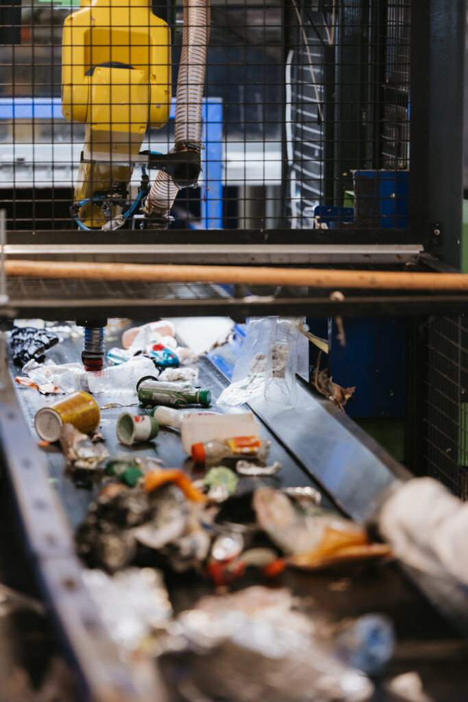 A robot picking waste on a conveyor belt